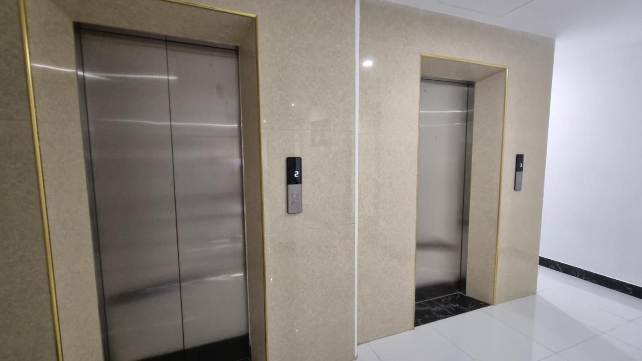 Era Apartment Khuc Thua Du Hanoi Bagian luar foto